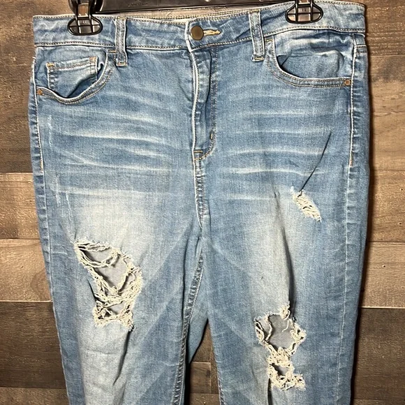 Distressed Tinseltown Blue Jeans - Picture 2 of 8